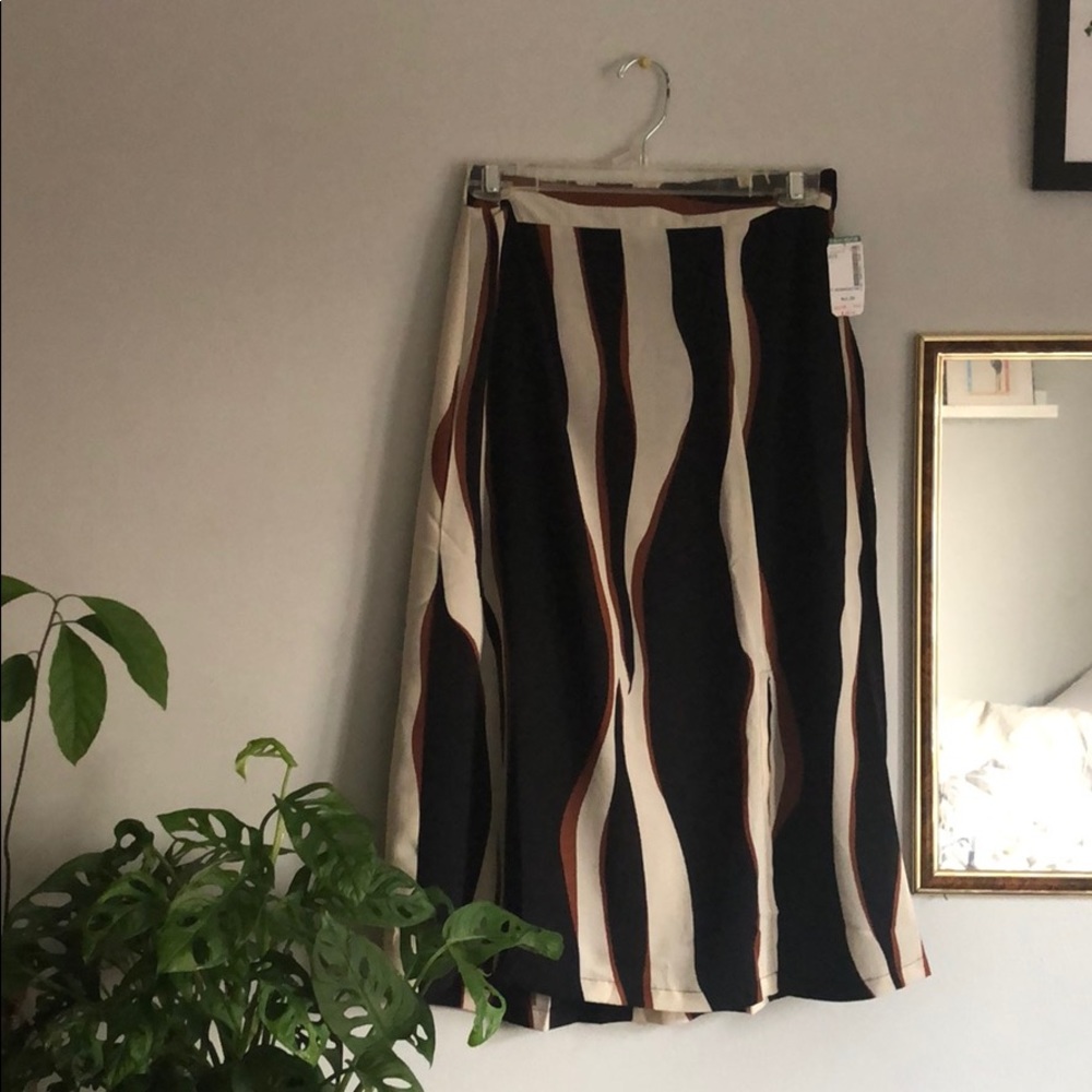 Mid length stripe skirt with slit
